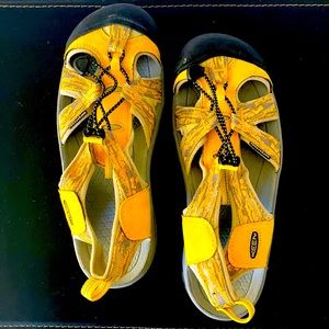 Keen Venice Aqua shoe in electric yellow. 9.5